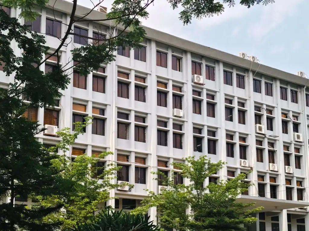 重庆商务男装定制工艺解析：从面料选材到版型剪裁的细节把控
