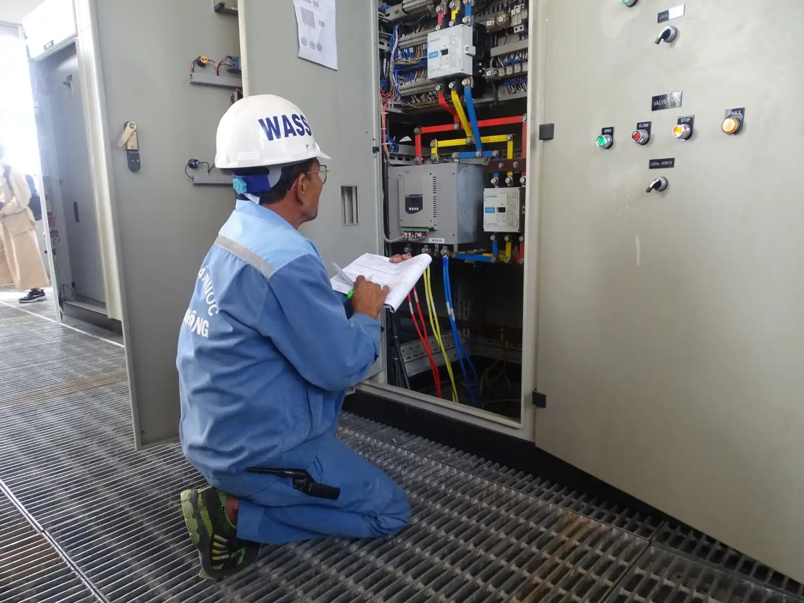 重庆商务男装定制工艺解析：从面料选择到版型调试全流程