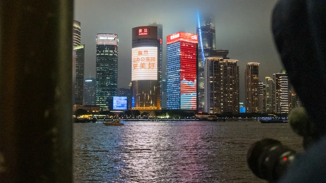 2025年商务男装面料工艺升级趋势与职场着装新标准解析