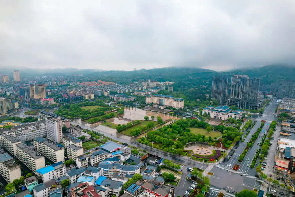 重庆企业工装采购指南：西装定制与成衣选购的五大对比维度