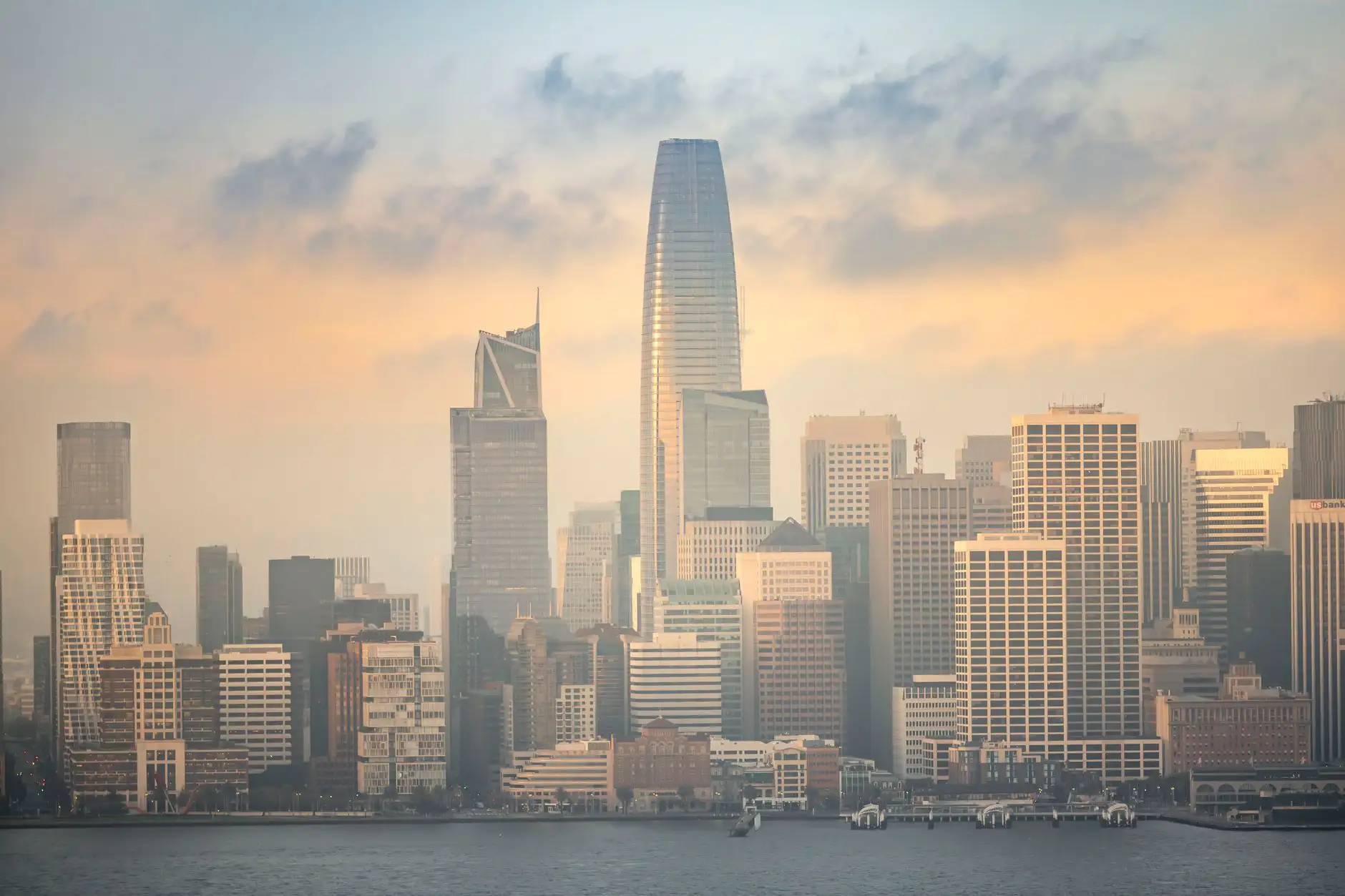 重庆商务男装定制流程详解:从量体到成衣的全周期服务