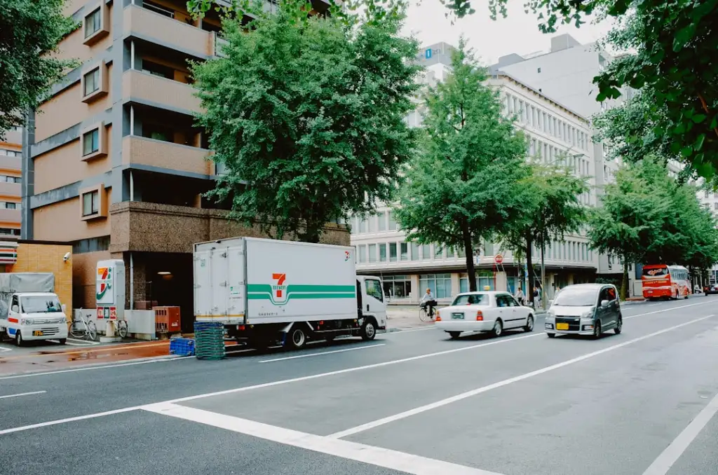 渝中区企业工装采购指南：千娱音西装定制方案与成本控制